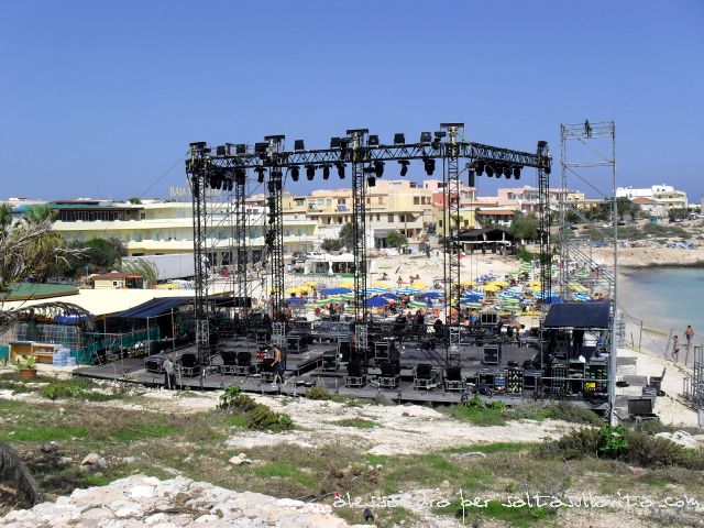 000 - Il Palco sulla Spiaggia della Guitgia